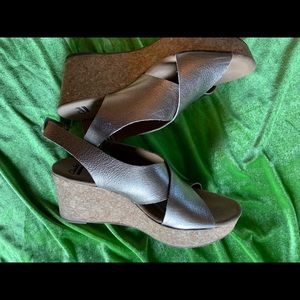 Clarks Cushion Gold Wedge Sandal 8.5